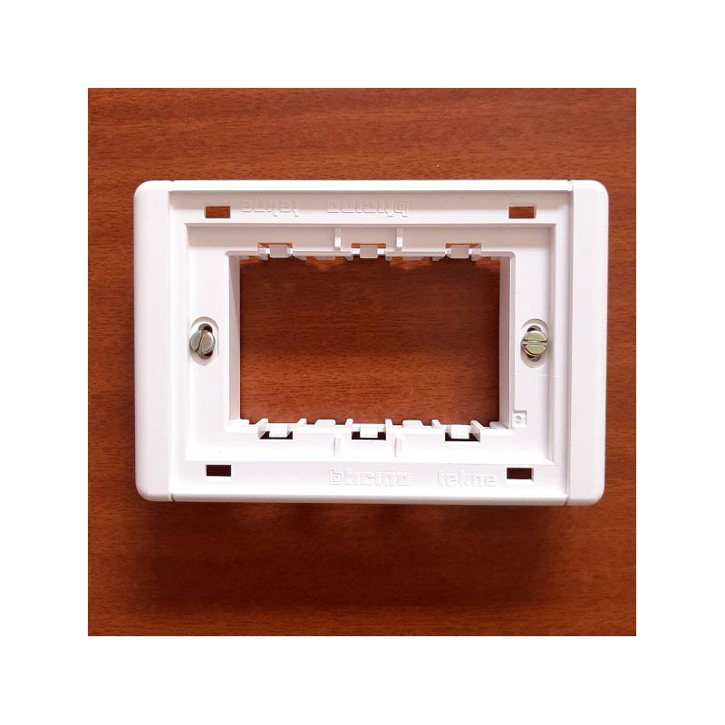 Placa_soporte_3_modulos_estrechos_tekne_bticino_13803B