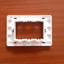 Placa_soporte_3_modulos_estrechos_tekne_bticino_13803B