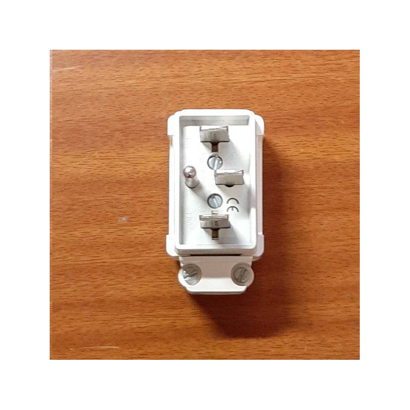 clavija_tripolar_III+TT_3022B_eunea_metropoli_16A_380V